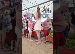 Enlace a Mujer de dos metros en un mercado turco