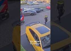 Enlace a Un empresario desafia a la policía y rescata hasta 15 coches de lujo de un concesionario cercano a un incendio