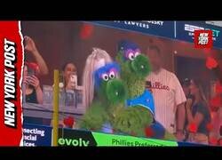Enlace a Mascotas de equipos de equipos de béisbol emulan a la pareja de infieles pillada en el concierto de Coldplay