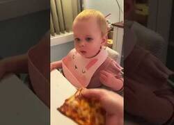Enlace a Este bebé prueba la pizza por primera vez