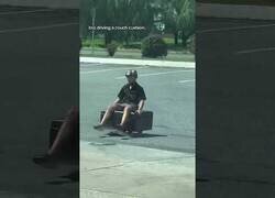 Enlace a Este tipo conduce un cojín de sofá