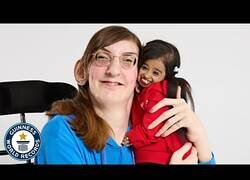 Enlace a La mujer más bajita y la más alta del mundo charlan entre ellas