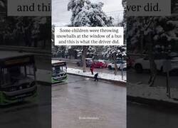 Enlace a Niños lanzan bolas de nieve a un autobús y el conductor se baja... ¡para seguir con la batalla!