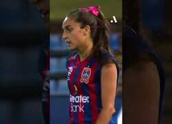 Enlace a Esta futbolista se lamenta tras chutar un balón... ¡que acaba en gol!