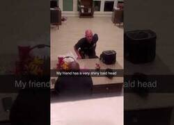 Enlace a Este calvo tiene la calva más brillante que verás