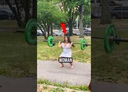 Enlace a El gender reveal más raro que verás hoy