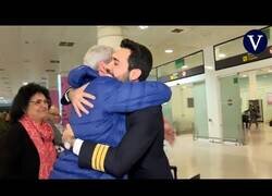 Enlace a Un piloto homenajea a sus padres en pleno vuelo