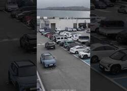 Enlace a Robots bailan en un parking mientras aparcan