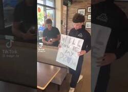 Enlace a Cuando la invitación al baile de graduación sale mal