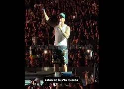 Enlace a Maluma regaña a una madre por llevar a su bebé a su concierto