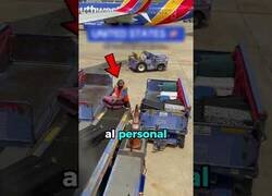 Enlace a Ahora ya sabes por qué tus maletas terminan fatal después de viajar en avion