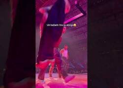 Enlace a Con un abrigo así gratis, le debió salir a buen precio la entrada