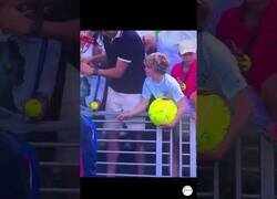 Enlace a Identifican al millonario Piotr Szczerek como el tipo que le robó una gorra a un niño en el US Open
