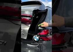 Enlace a ¿Qué pasa si te pillas los dedos con la puerta del maletero de cada marca de coche?