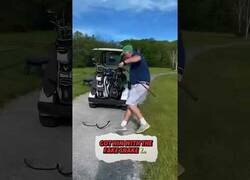 Enlace a El golf con una serpiente falsa es mucho más divertido