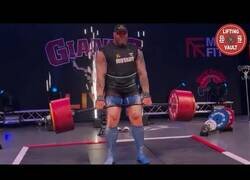Enlace a Hafthor Björnsson vuelve a batir el récord mundial de peso muerto levantando 510 kg.