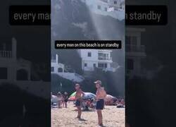 Enlace a ¿Por qué todos los hombres en esta playa están de pie?