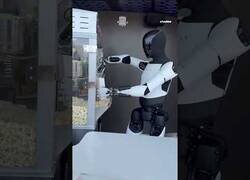 Enlace a Optimus, el robot de Tesla que sirve palomitas