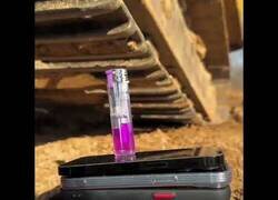 Enlace a Encendiendo un mechero con las ruedas de un tanque