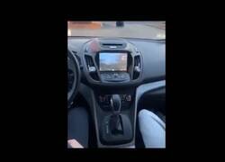 Enlace a Jugando a Call of Duty en la pantalla del coche