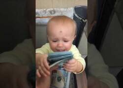 Enlace a Bebé deja de llorar al recibir un fajo de billetes