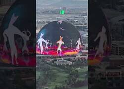 Enlace a Un millonario pagó 400 mil dólares para reproducir gatos bailando en la Sphere de Las Vegas por el Día Internacional del Gato