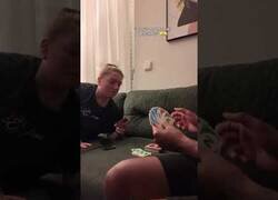 Enlace a Le hace creer a su mujer que se durmió jugando al Uno