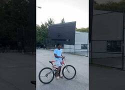 Enlace a ¿Puedes sostener un televisor de 75 pulgadas sobre tu cabeza?