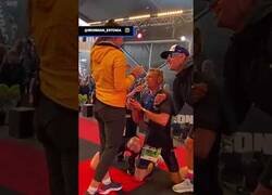 Enlace a Le da un calambre en la pierna mientras pedía matrimonio a su novia