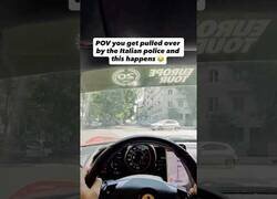 Enlace a Esto pasa cuando conduces un Ferrari 812 Superfast en Italia y te para la policía