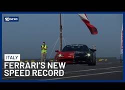 Enlace a Este Ferrari rompe el récord de el coche más rápido encima de un portaaaviones