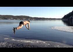 Enlace a Patinando sobre un lago helado en Farris, Noruega