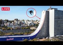 Enlace a El récord mundial del salto con skate más alto del mundo