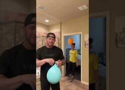 Enlace a Esta pareja no para de hacerse bromas con globos de pintura entre ellos