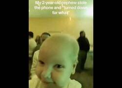 Enlace a Este bebé robó un móvil y se grabó simplemente siendo feliz