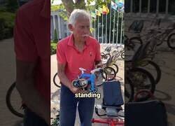 Enlace a Este hombre fabricó la bicicleta funcional más pequeña del mundo