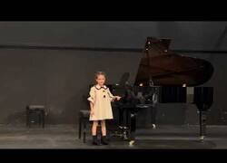 Enlace a ¿Cómo puede tocar el piano así una niña de 6 años?