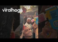 Enlace a La que debe llevar encima para flipar así con unas burbujas