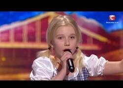 Enlace a Niña canta la canción más difícil del mundo
