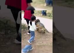 Enlace a En este parque de China, los niños juegan con un triceratops robot