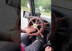 Enlace a Conduciendo un coche con un timón en vez de un volante
