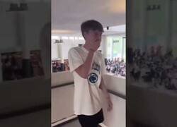 Enlace a Un chico pide salir a una chica delante de todo el instituto