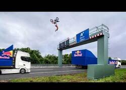 Enlace a Saltando en bici sobre dos camiones en marcha