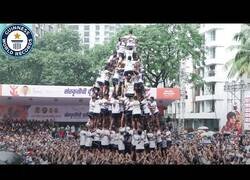 Enlace a La pirámide de humanos más alta del mundo