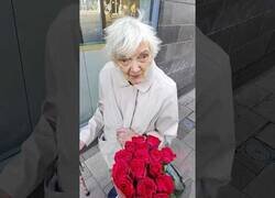 Enlace a Este tipo regala flores a mujeres mayores y graba su reacción
