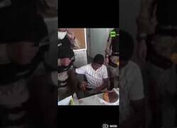 Enlace a No podían detenerlo hasta que fuera mayor de edad así que los policías fueron a su 18º cumpleaños