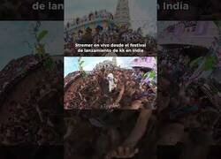 Enlace a Youtuber se cuela en el 'festival de la caca' en la India