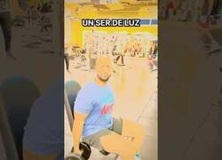 Enlace a Cuando le pides al calvo del gym que baje el brillo