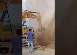 Enlace a ¿Qué es más fuerte: la presión del agua o una excavadora?