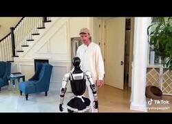 Enlace a Los robots humanoides no se llevan bien con los espejos